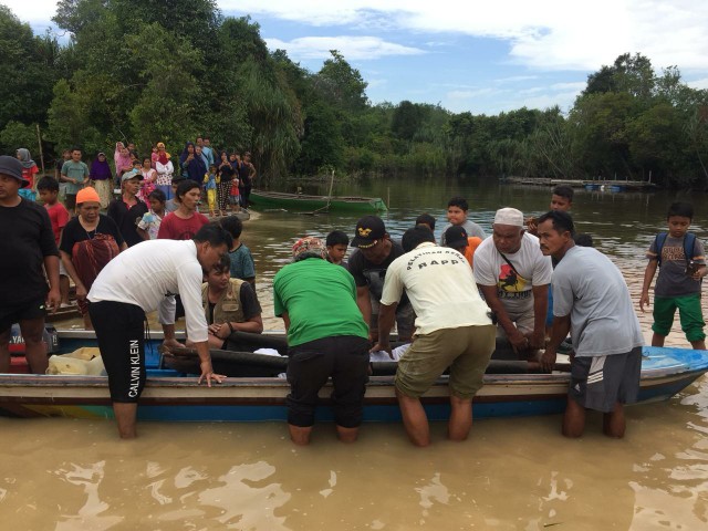 Tim Gabungan Evakuasi Irrawaddy Dolphin ke Sungai Kampar