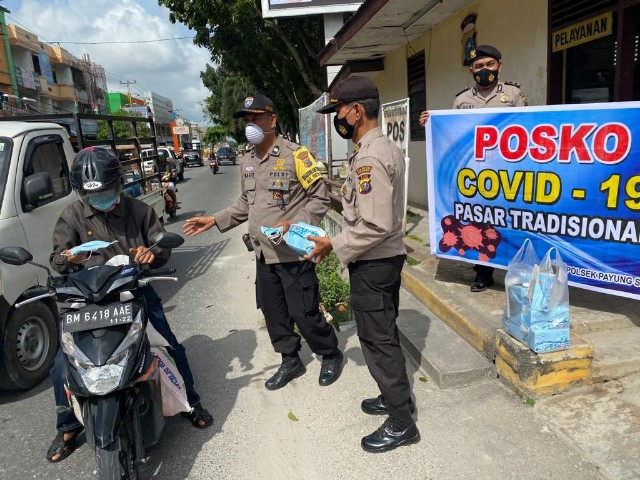 Polsek Payung Sekaki Bagikan Masker ke Pedagang dan Pengunjung Pasar Palapa