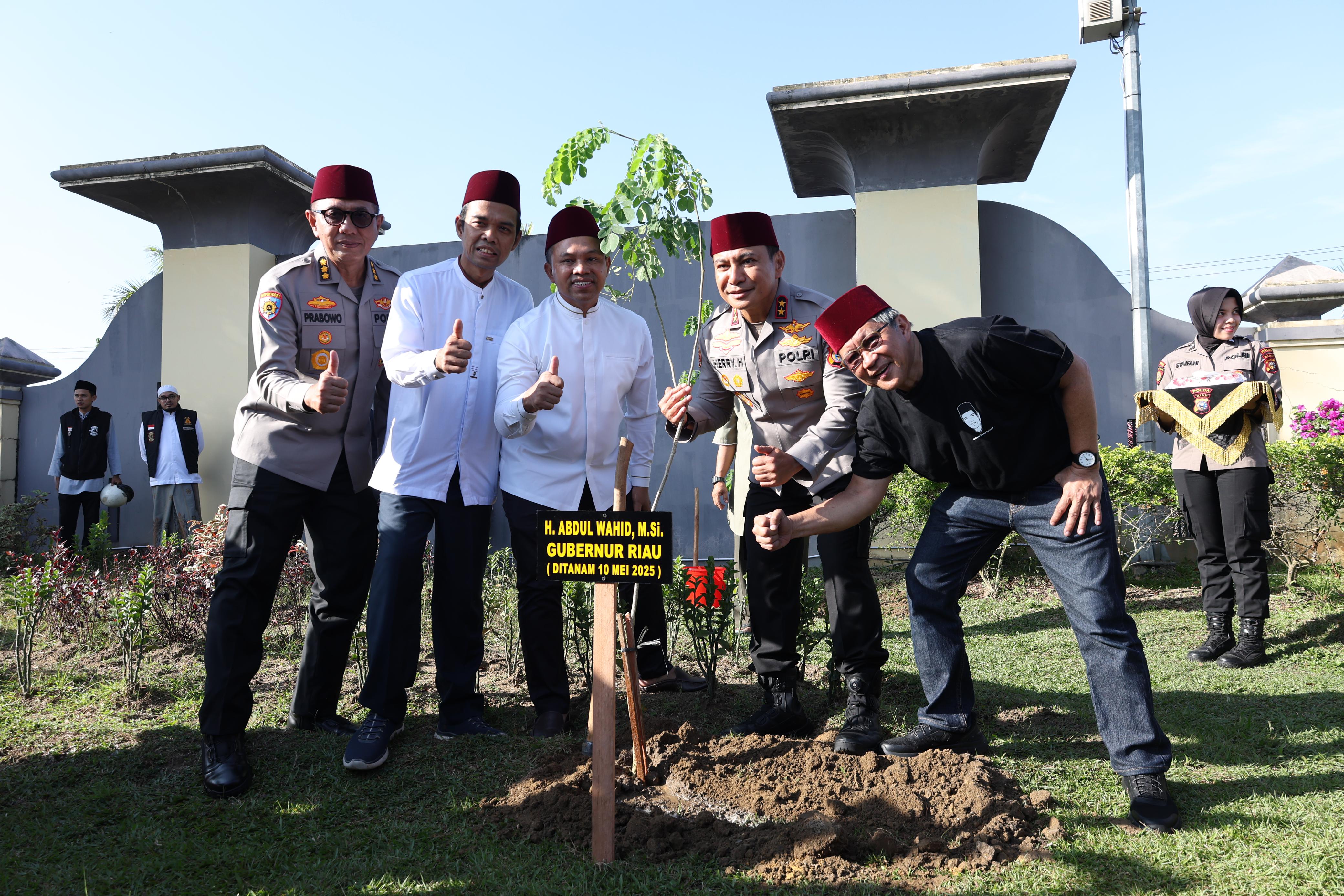 Tanam Pohon di Halaman Mapolda Riau, UAS: Semoga Pohonnya Hidup dan Membawa Keberkahan