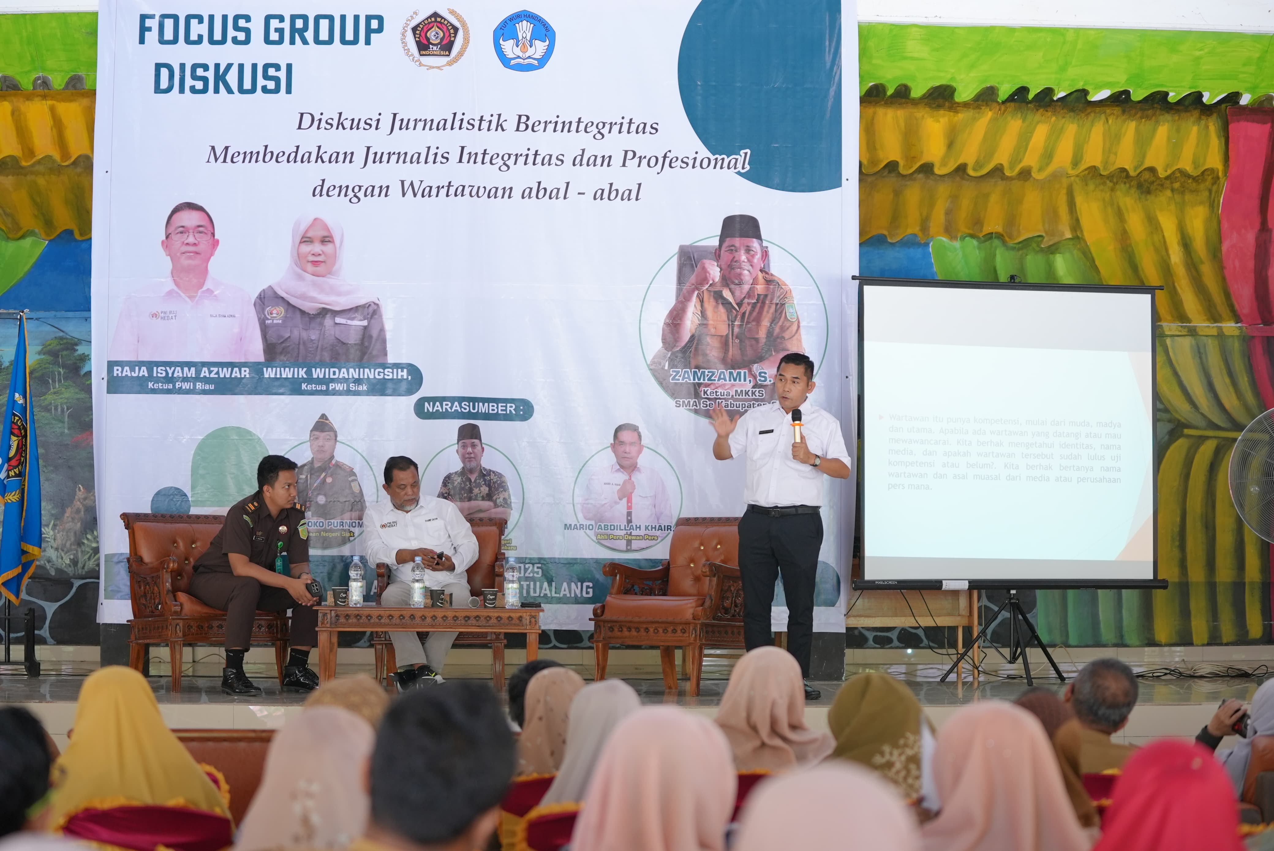 Diskusi Jurnalistik PWI Siak, Narasumber Bagikan Tips Hadapi Oknum Wartawan di Sekolah