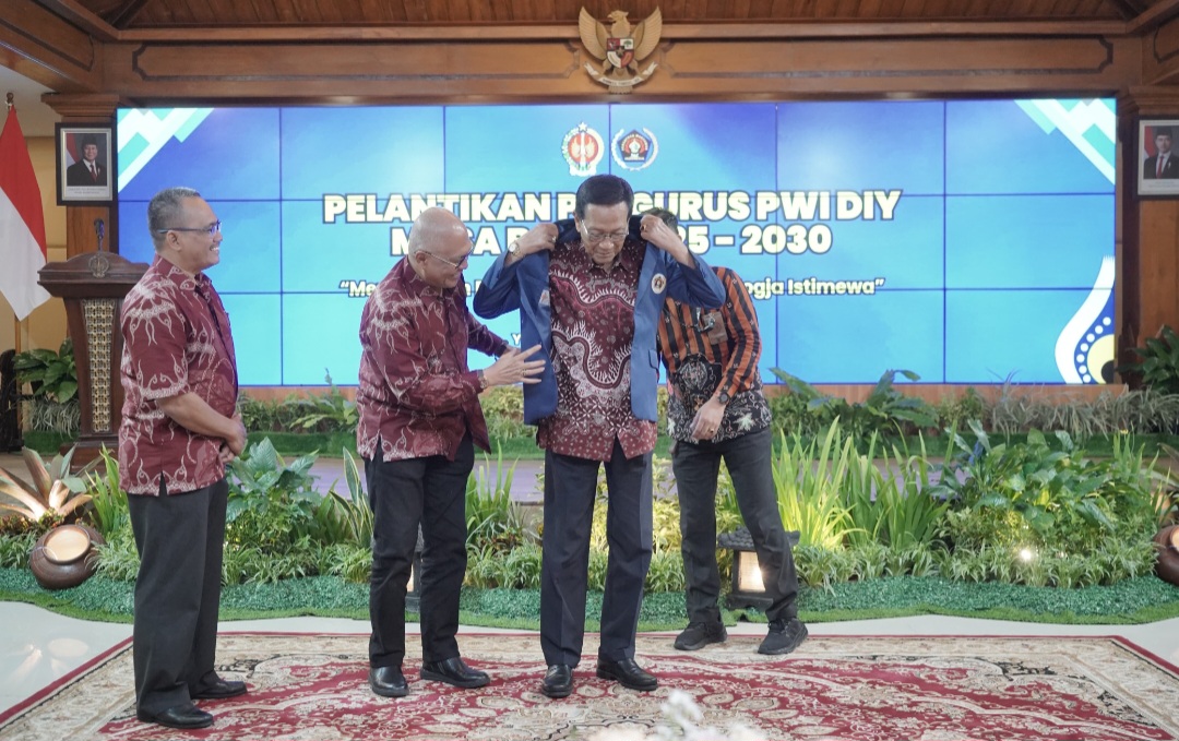 PWI Pusat Anugerahkan Anggota Kehormatan ke Sultan HB X