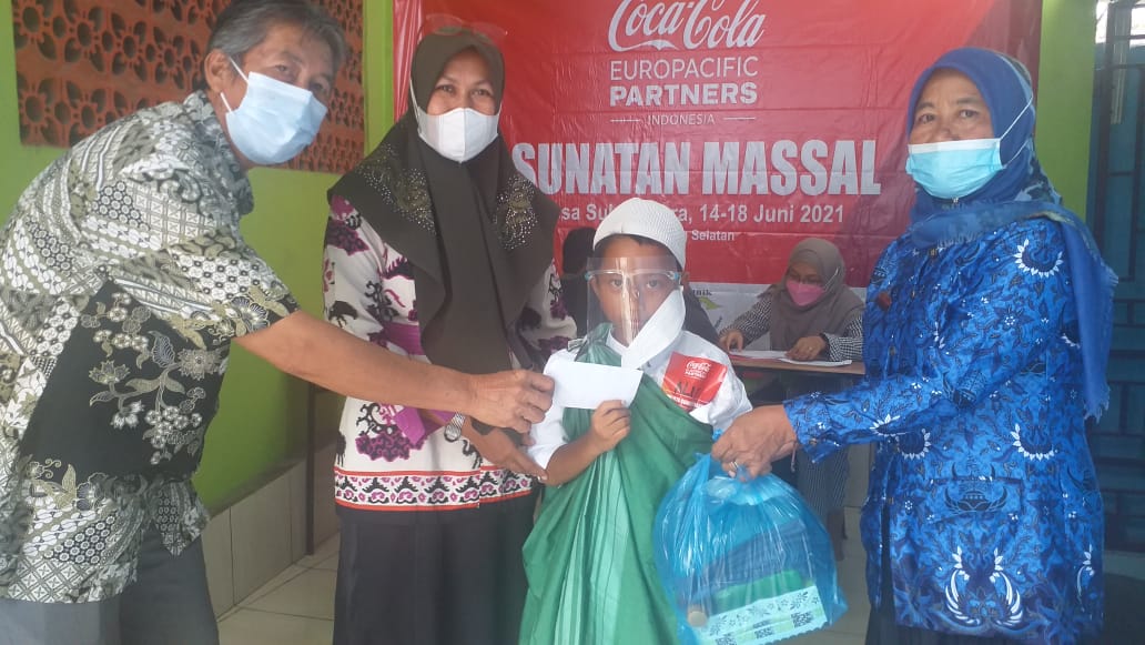 Coca-Cola Europacific Partners Indonesia Gelar Sunatan Massal Gratis bagi Warga Zone 1