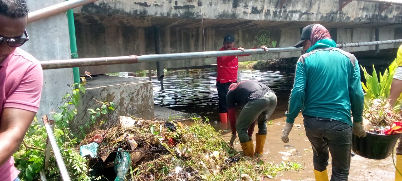 Bersihkan Drainase dan Sungai, DLH Rohil Kerahkan Tim Satgas Banjir dan 2 Unit Excavator