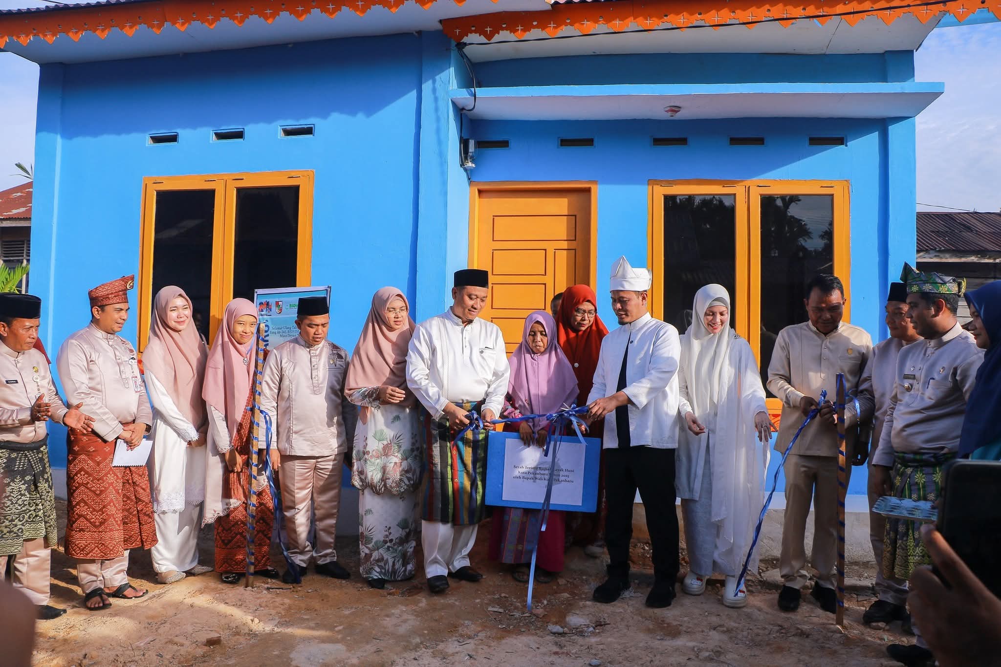 Hadiah HUT ke-241 Pekanbaru, Agung Nugroho Serahkan Kunci ke Seorang Warga