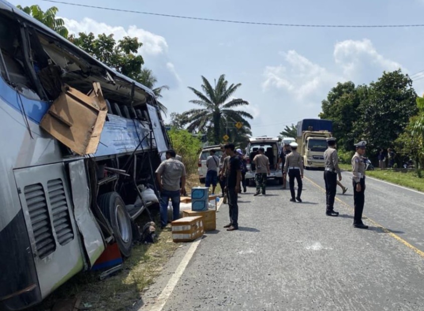 Tabrakan Adu Kambing dengan Truk Colt Diesel, Empat Penumpang Bus PMH Meninggal Dunia di TKP