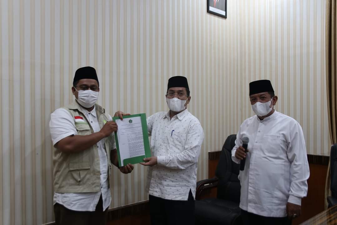 Kemenag Riau Serahkan SK Perpanjangan Izin Operasional Laznas IZI Riau