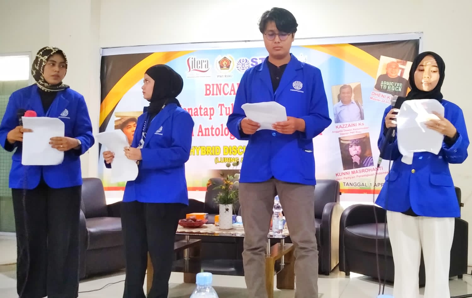 Mahasiswa Prodi Sastra Inggris STBA Persada Bunda Baca Puisi Karya Penyair Wartawan PWI Riau