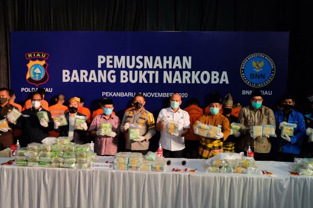Polda Riau Bersama BNNP Musnahkan 122,38 Kg Sabu dan 10 Ribu Butir Ekstasi