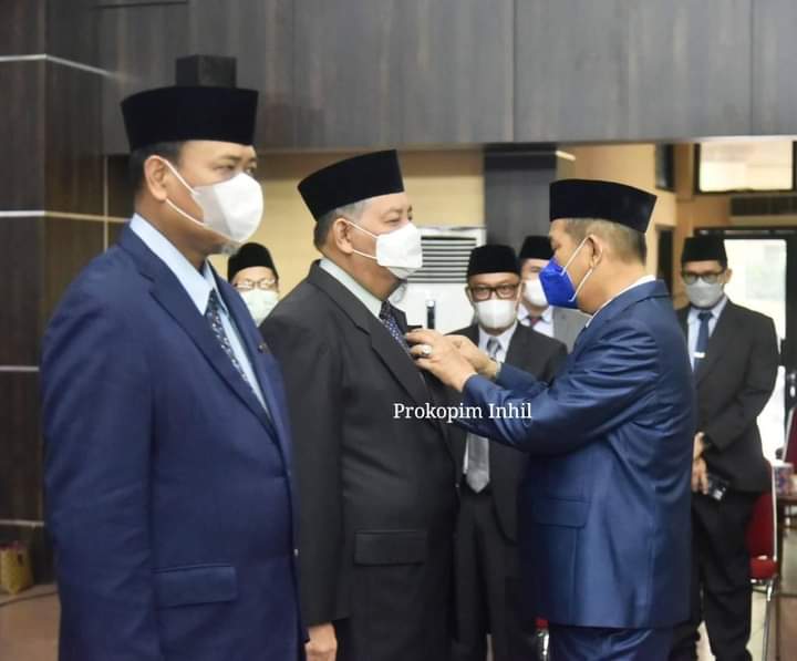 Wabup Inhil Syamsuddin Uti Serahkan Penghargaan Satyalancana Karya Satya kepada 523 Orang PNS