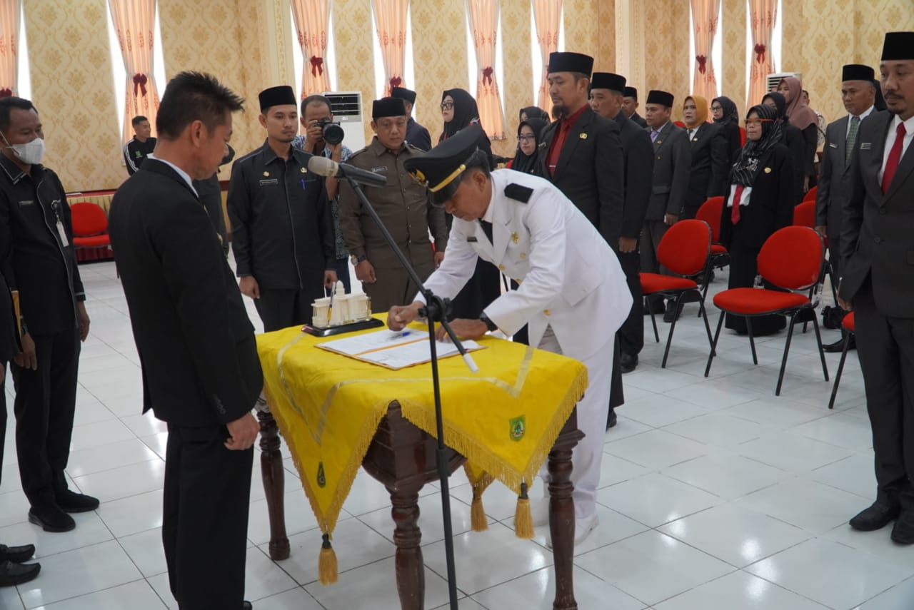 Lantik Puluhan Pejabat, Bupati Rohil Minta Sukseskan Program Pemerintah