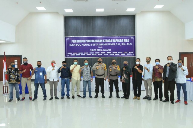 Kapolda Riau Terima Penghargaan Siber Riau Award