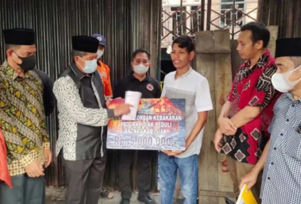 Bupati Siak Kunjungi Keluarga Korban Kebakaran di Tualang