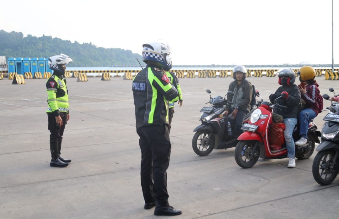 Pastikan Arus Balik Mudik Lancar, Polda Banten Kawal Pemudik di Pelabuhan Merak