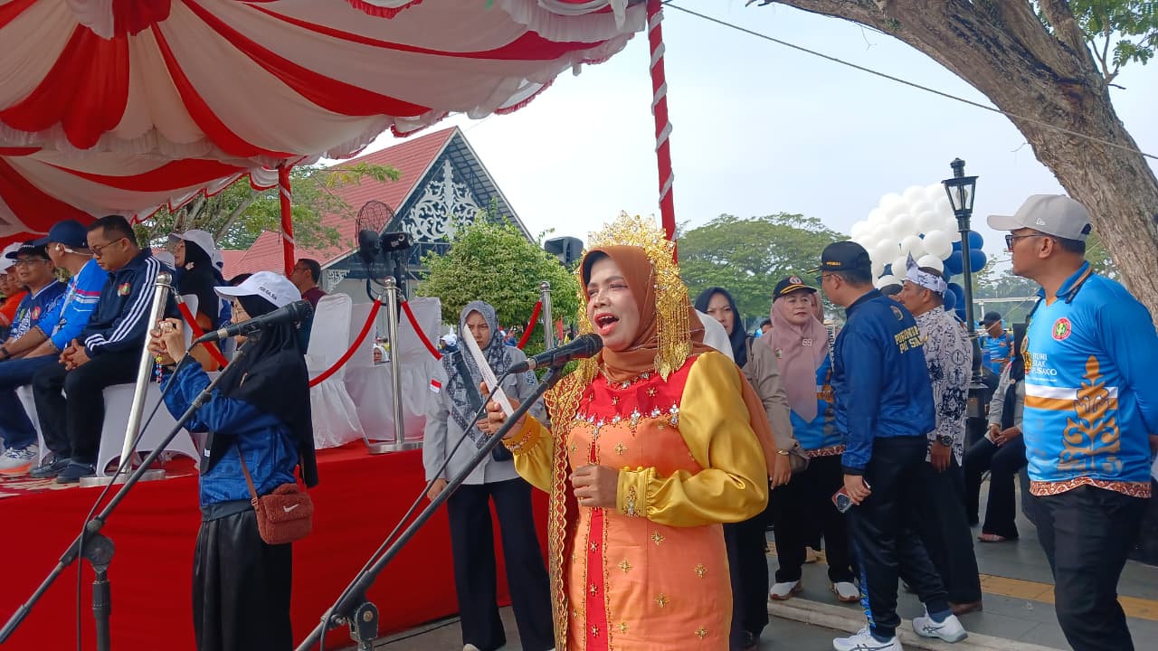 Kepala SMPN 1 Mempura Winda Harniati Tampil Membawakan Syair Melayu