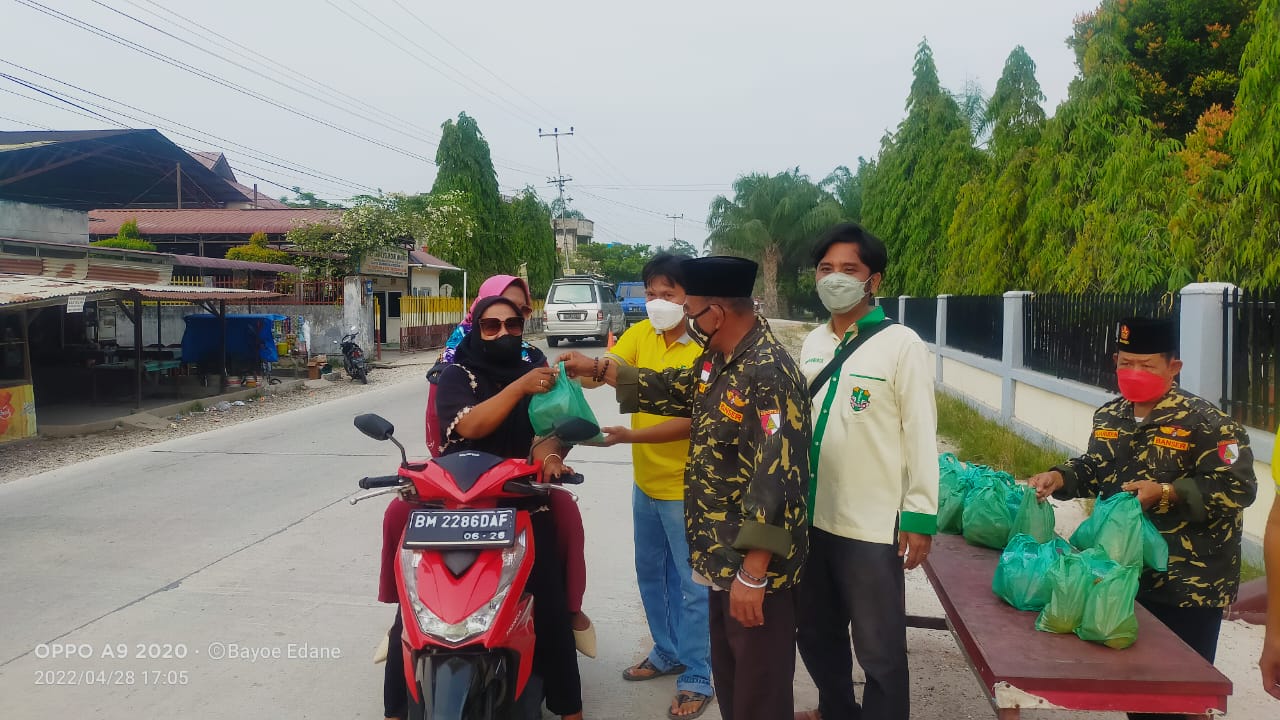 GP Ansor Pinggir Berbagi 500 Takjil di Jalan Gajah Mada Duri