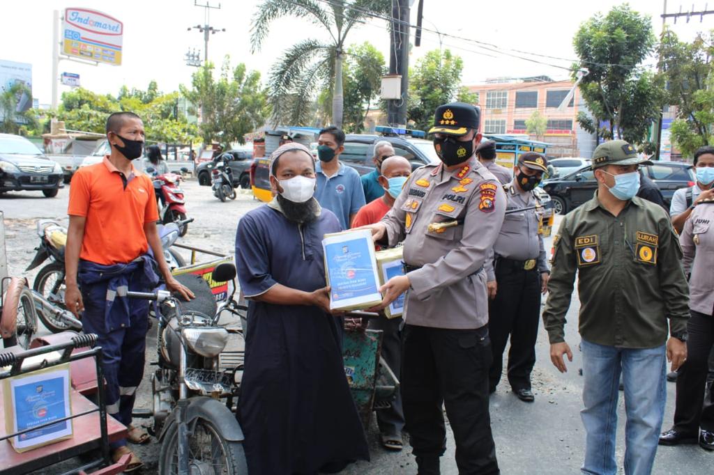 Kapolresta Pekanbaru Salurkan Bansos ke Masyarakat Terdampak Pandemi Covid-19