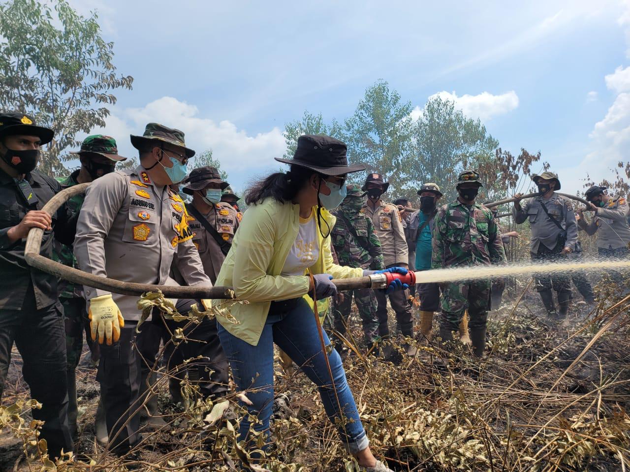 Berikan Motivasi, Kapolda dan Istri Ikut Berjibaku Padamkan Karhutla di Tanjung Kapal
