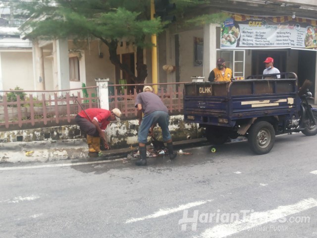 Pasca Hujan Mengguyur Kota Sagu, DLH Meranti Turun Bersihkan Drainase