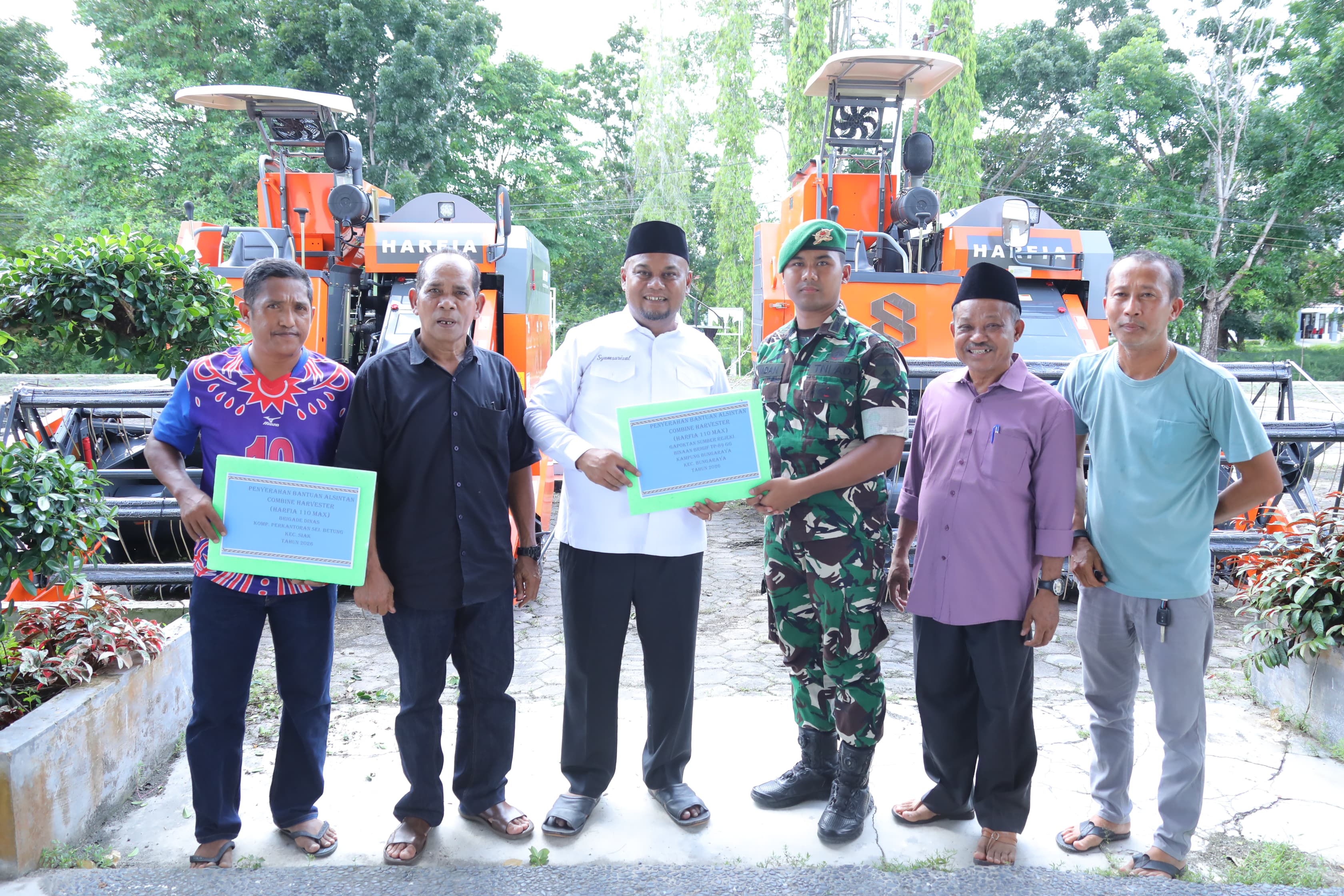 Dorong Produktivitas Petani, Wabup Siak Syamsurizal Serahkan Dua Unit Mesin Panen Padi
