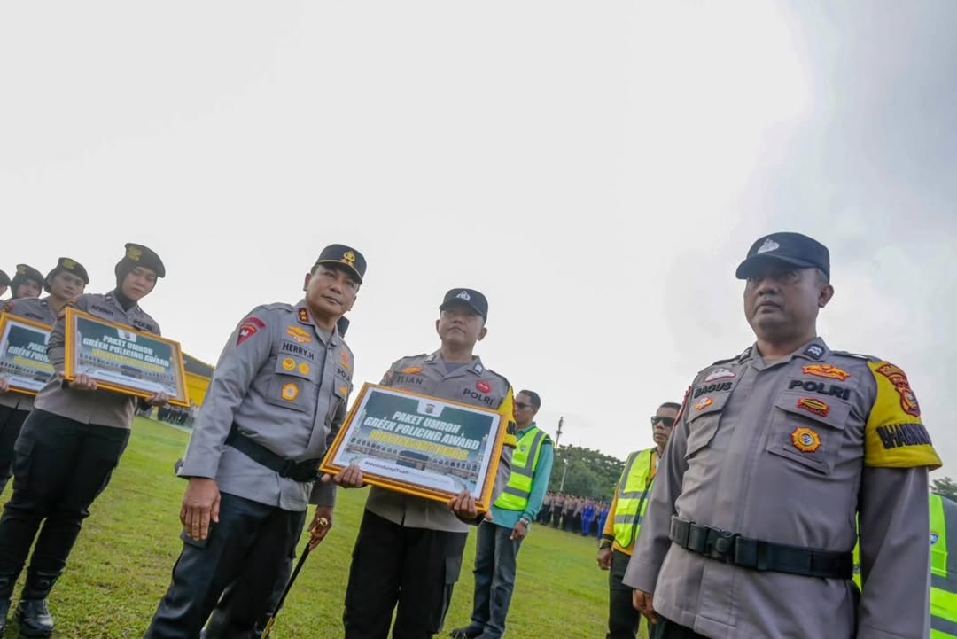 Bhabinkamtibmas Minas Jaya Bripka Rosady Elian Raih Penghargaan Green Policing Award Polda Riau 2025