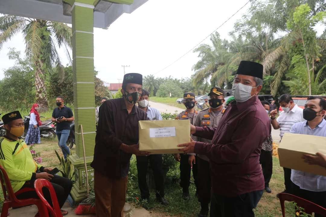 Bupati Siak Alfedri Beri Bantuan Sembako dan Masker ke Warga