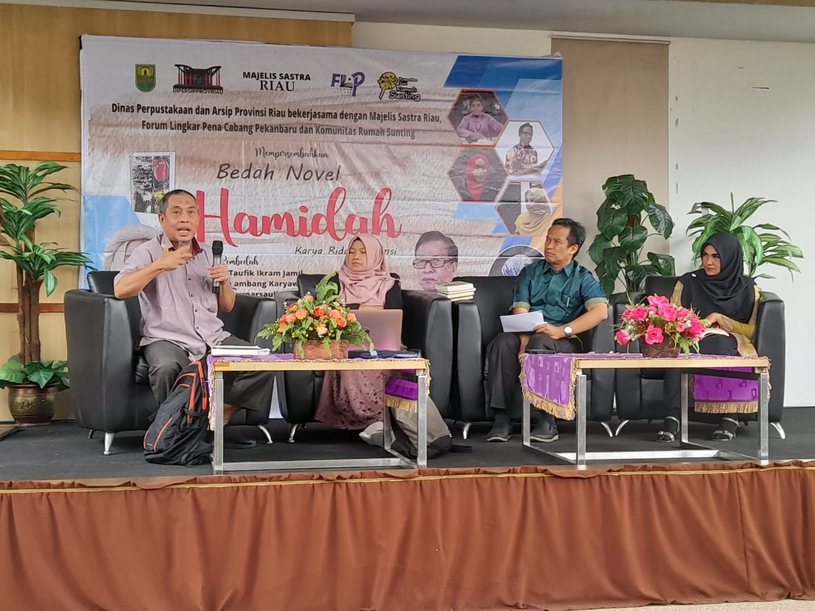 Novel Hamidah Karya Rida K Liamsi Dibedah Tiga Narasumber