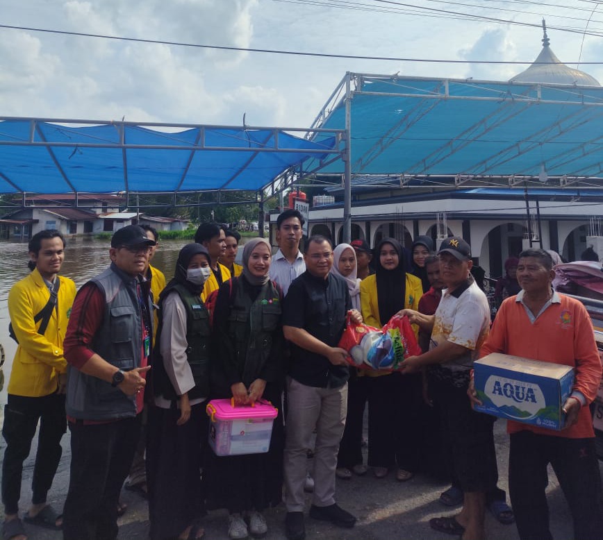 Rektor Unilak Serahkan Bantuan Langsung ke Korban Banjir di Rumbai