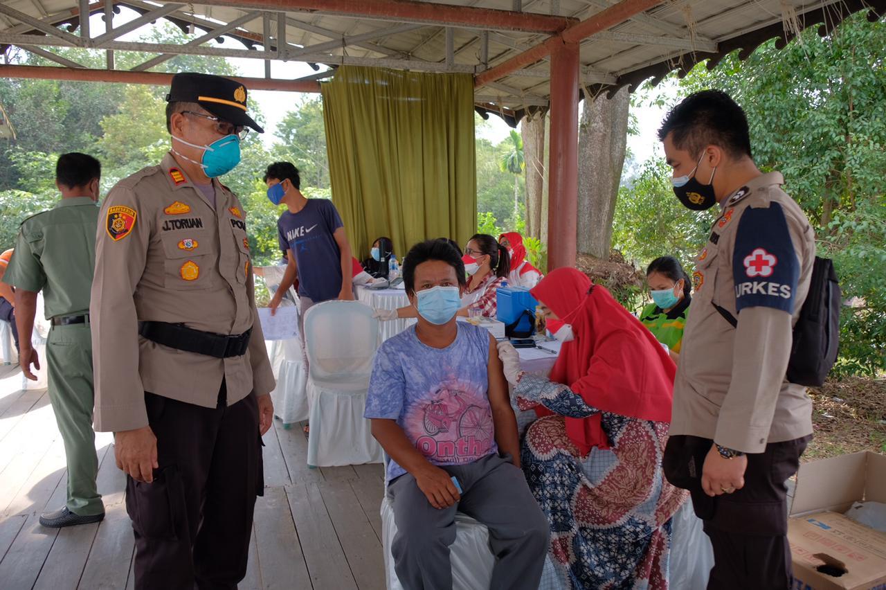 Polda Riau Gelar Vaksinasi Kemerdekaan di Rumah Adat Sakai