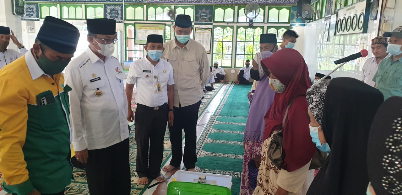 Safari Juhur Ramadhan di Enok, Bupati Inhil Salurkan Bantuan Paket Premium dari Baznas