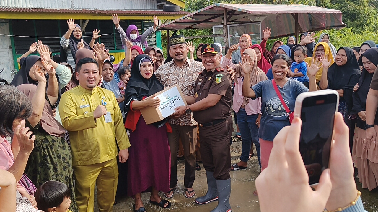Kejati Riau Serahkan Bantuan Sembako ke Korban Banjir di Rumbai