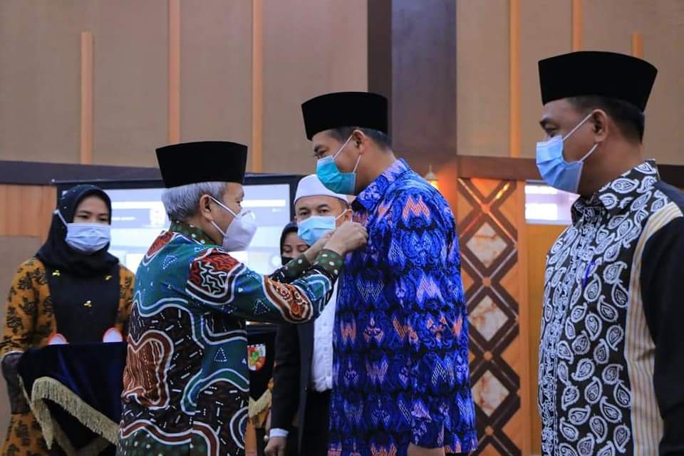 Apresiasi Program Masjid Paripurna Pemko Pekanbaru, Kemenag RI Serahkan Pin Emas ke Walikota