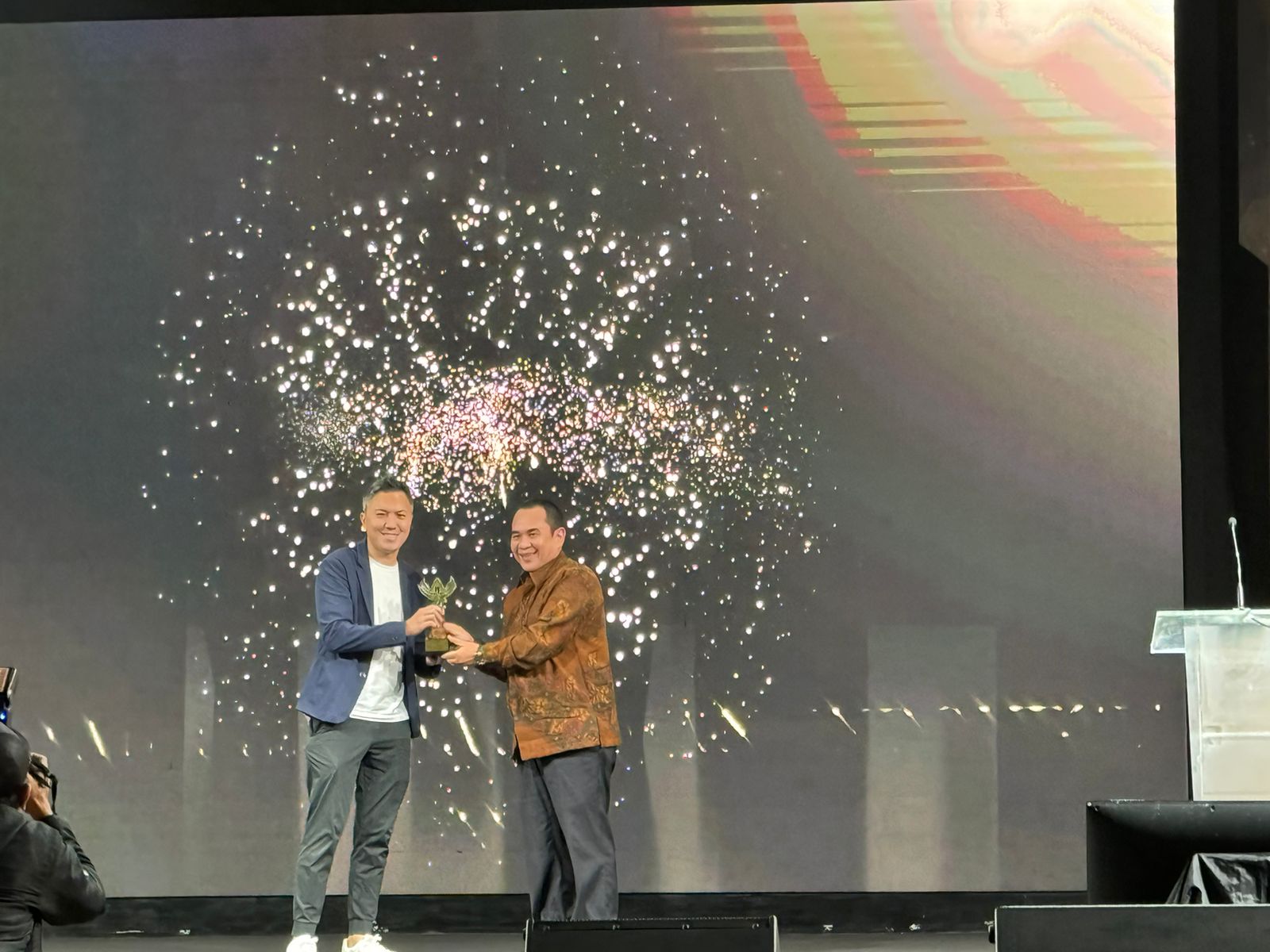 Ilham Bintang Raih Award FFWI 2024, Ketum PWI Pusat Zulmansyah Sekedang Serahkan Piala Gunungan Film