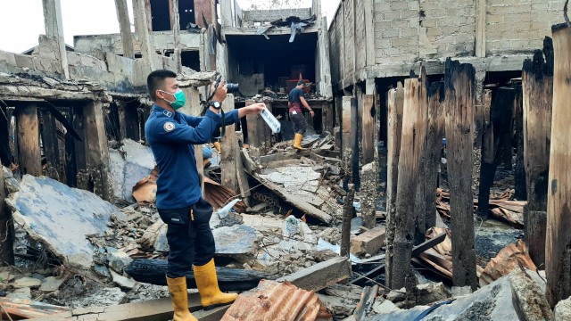 Tim Bidlabfor Polda Riau bersama Polsek Merbau Gelar Olah TKP Kebakaran Empat Ruko di Teluk Belitung