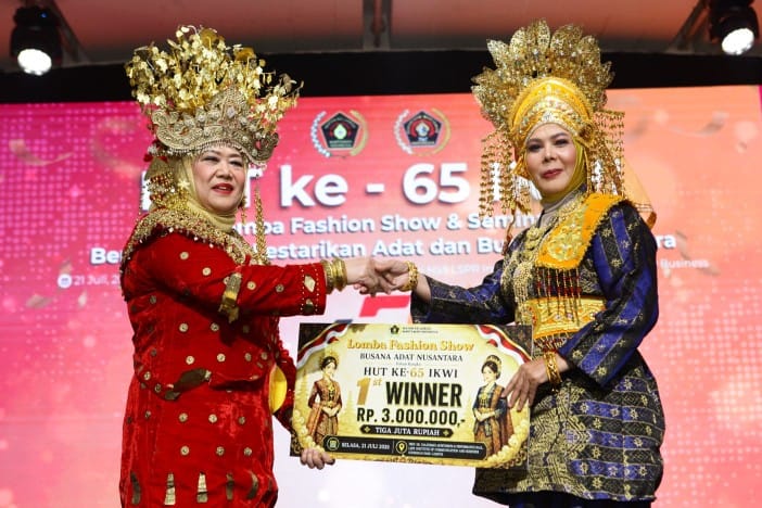 IKWI Riau Juara I Lomba Fashion Show Busana Adat Nusantara Tingkat Nasional