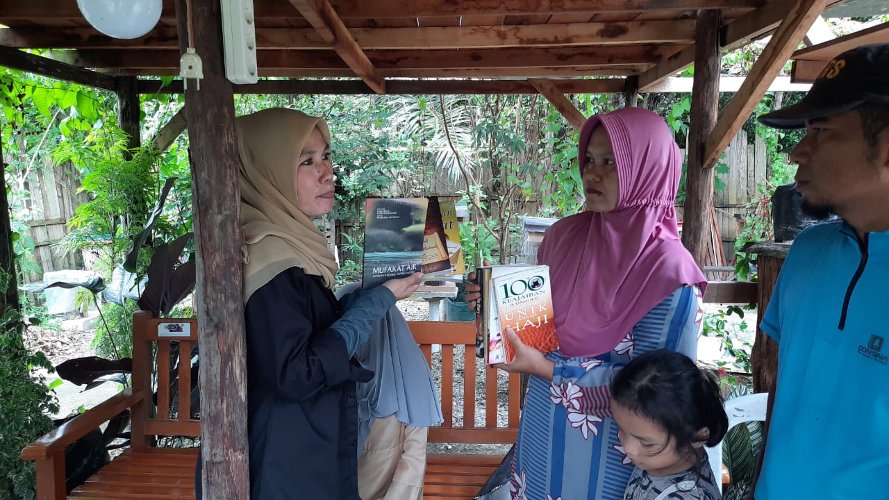 Rumah Sunting Donasi Buku ke Taman Baca Batimang