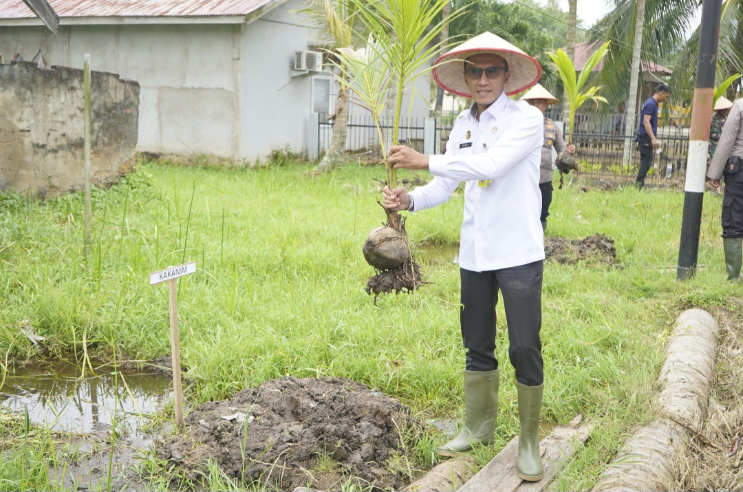 Dukung Program Ketahanan Pangan Nasional, Imigrasi Tembilahan Tanam Pohon Kelapa Serentak