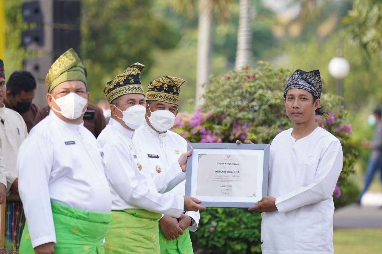 Sempena HUT ke-65 Provinsi Riau, Gubri Serahkan Penghargaan Anugerah Budaya