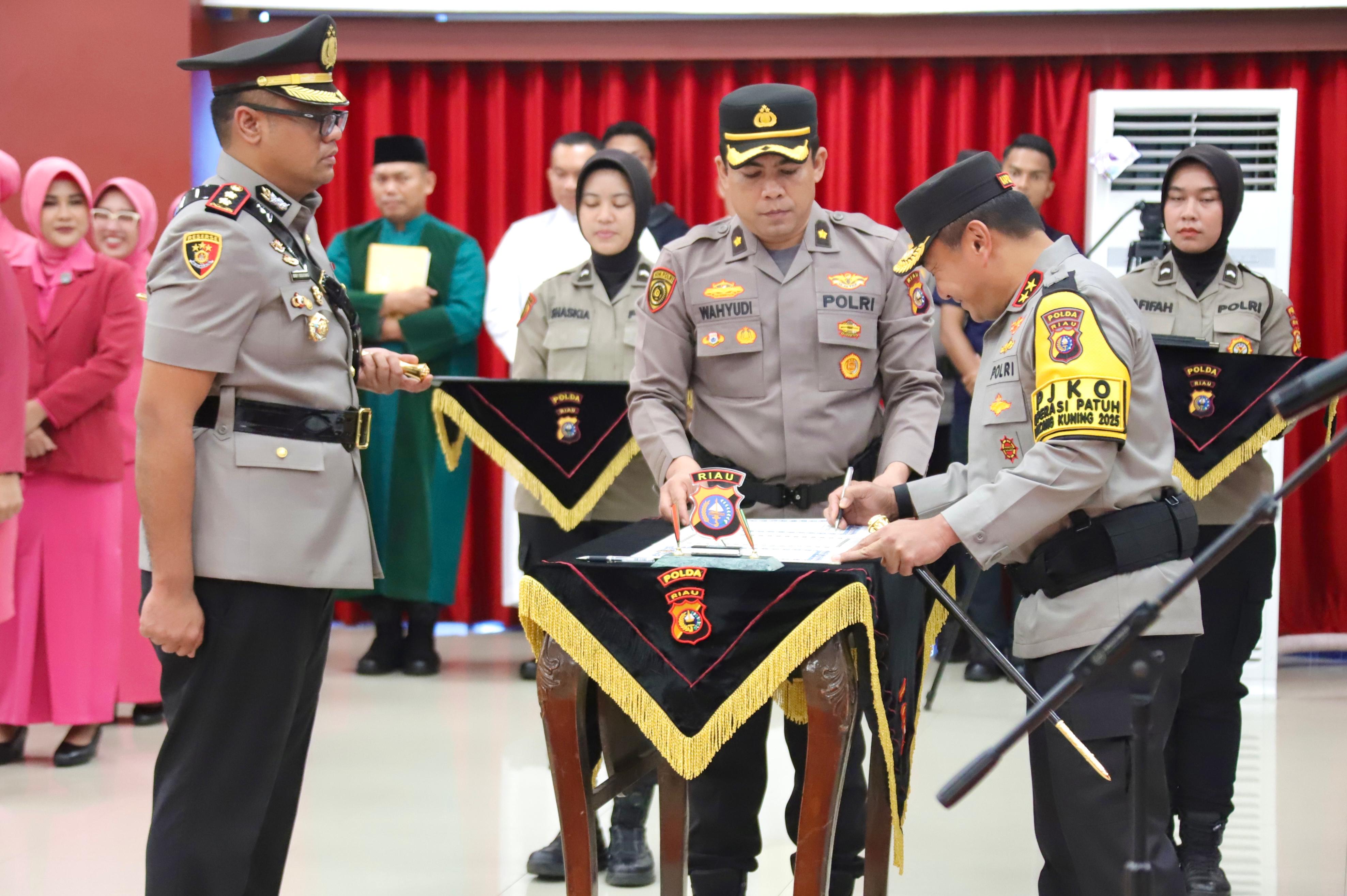 Sertijab Empat Pejabat Utama dan Empat Kapolres, Kapolda Riau: Saat Ini Wajah Baru Polri Adalah Semangat Green Policing