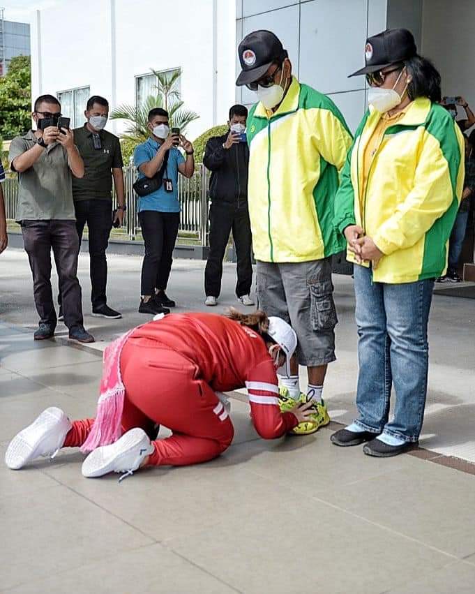 Tiba di Pekanbaru, Leani Ratri Oktila Bersimpuh di Kaki Ayah dan Ibunya