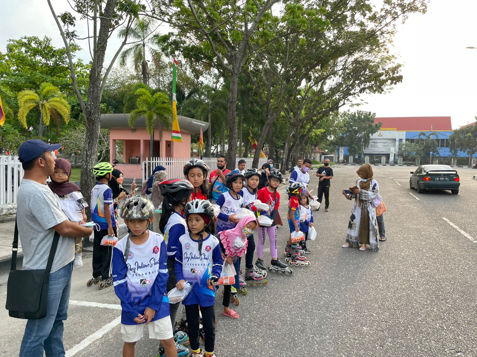 Klub Sepatu Roda Sky Inline Skate Berbagi Takjil Gratis Bagi Warga Pekanbaru