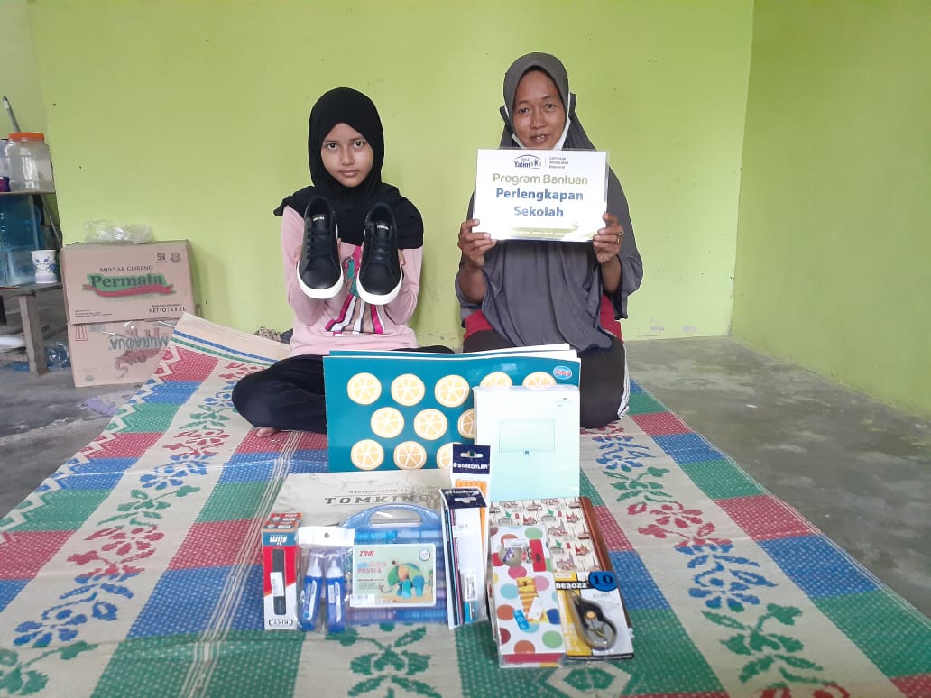 Rumah Yatim Riau Serahkan Bantuan Beasiswa Dhuafa ke Laila