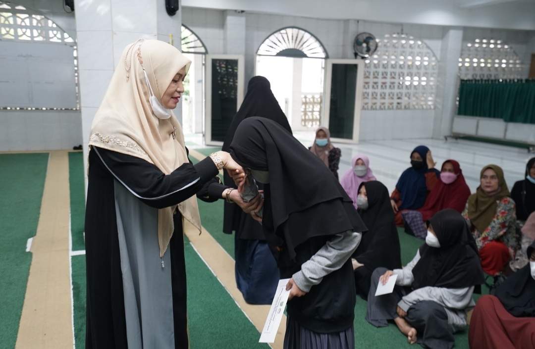 Wujud Bakti Pada Sesama,  DW UIR Beri Santunan ke Anak Yatim