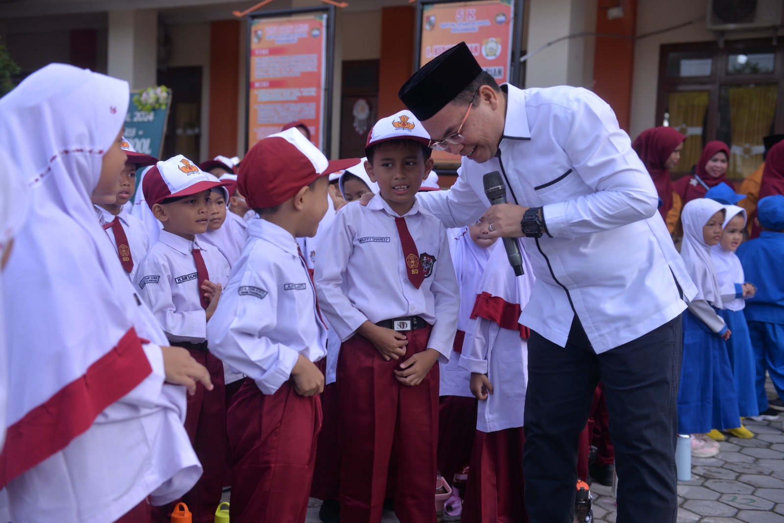 Prabowo Naikkan Gaji Guru, Prof Junaidi. Kebijakan Ini Jadi Angin Segar Meningkatkan Kualitas Pendidikan