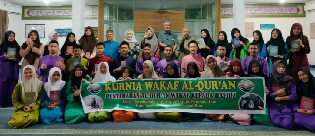 KWQ Serahkan 40 Wakaf Al-Qur’an ke Siswa SMAN 1 Pekanbaru