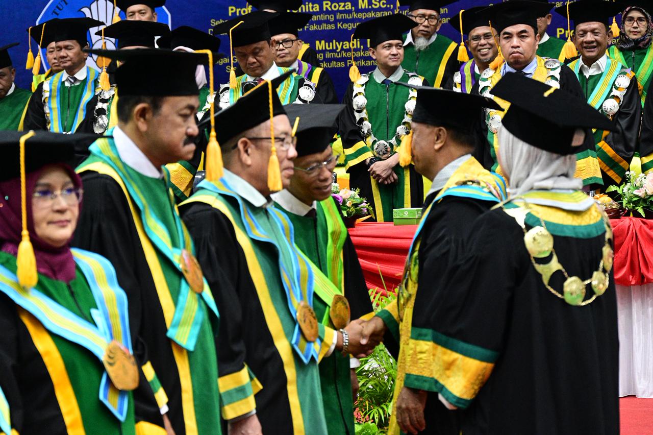 Unri Kukuhkan 8 Profesor, Dari Ahli Rantai Pasok Ikan Hingga Perancang Mobil Masa Depan