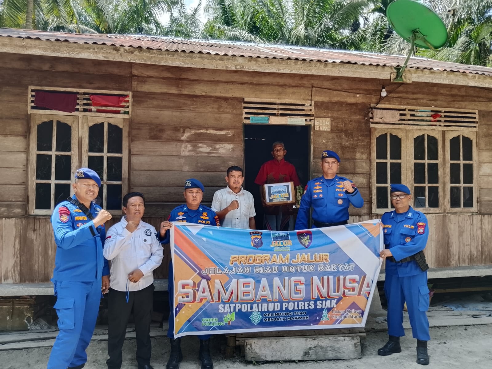 Sambang Nusa, Satpolairud Polres Siak Bagikan Sembako ke Nelayan Kampung Sungai Limau