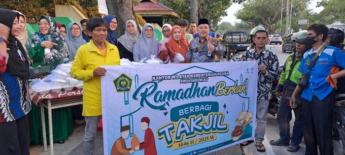 200 Paket Nasi Ayam Donasi ASN Kemenag Riau Dibagikan Sebagai Takjil Ramadhan