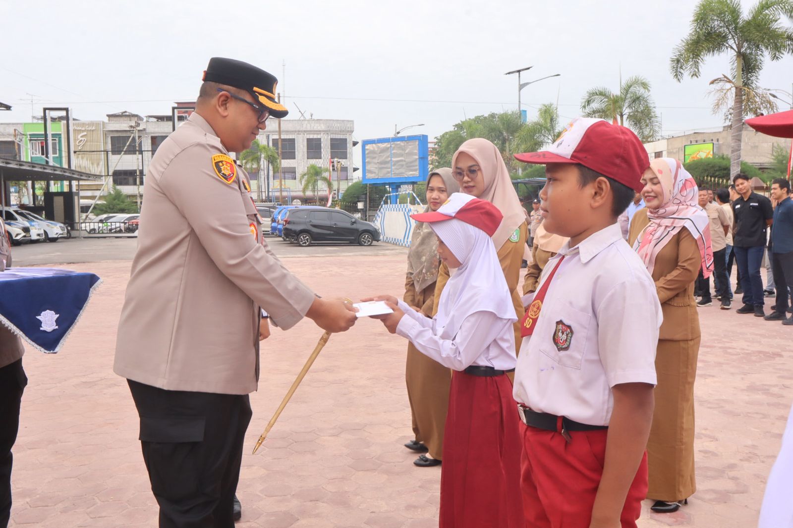 Kapolres Dumai Beri Penghargaan ke Pocil Peraih Juara 1 Festival Polisi Cilik