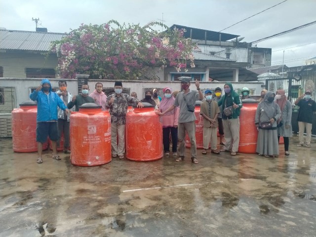 Anggota DPRD Meranti Hafizan Abas Bagikan Drum PAH ke Masyarakat Tebing Tinggi