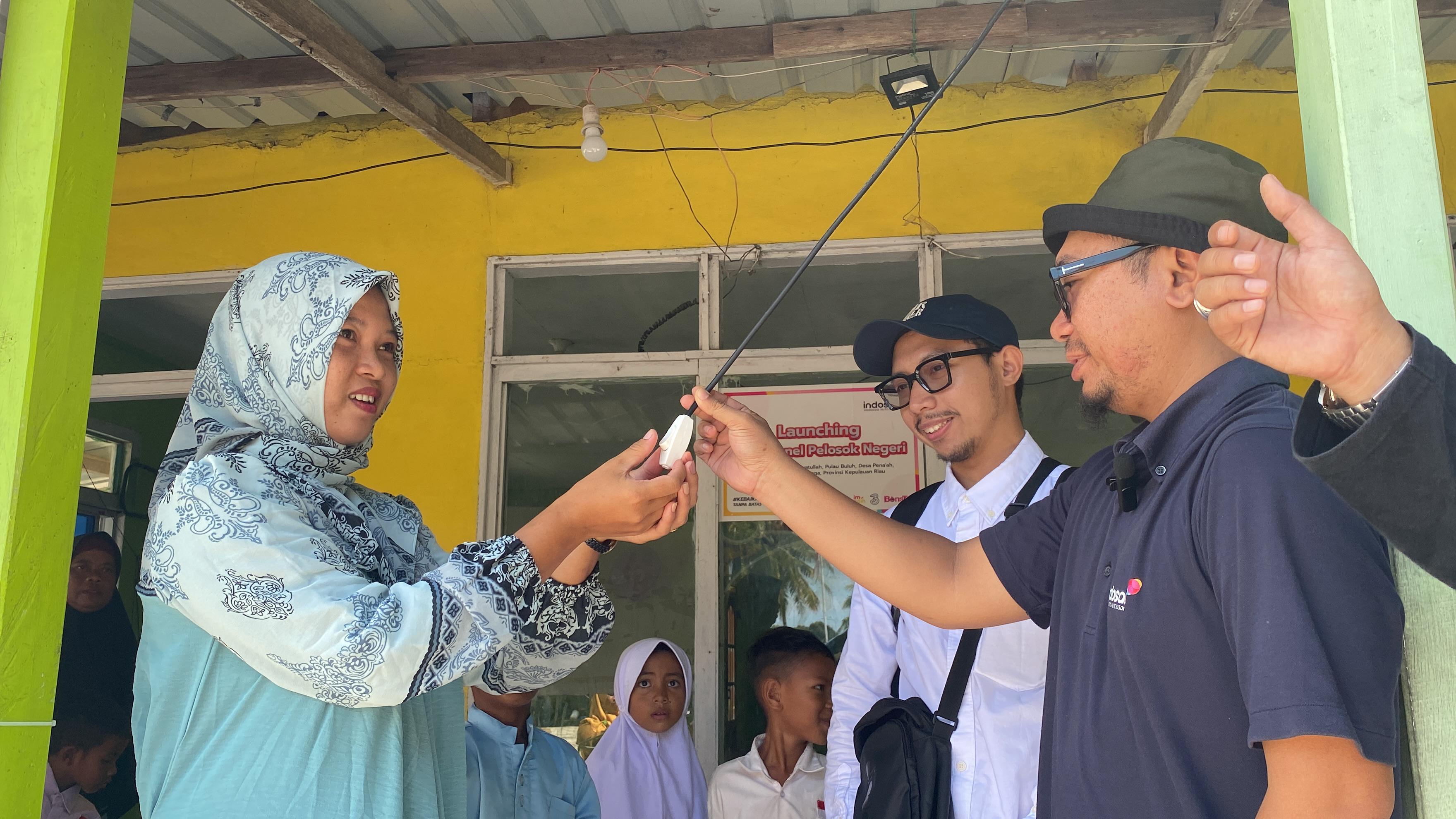 Indosat Hadirkan Akses Listrik Berkelanjutan di Tiga Wilayah Rura